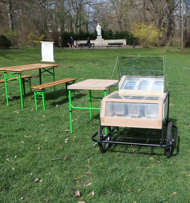 Mobile Suppenbar in Benutzung neben Esstischen