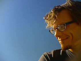 Im Rahmen der Veranstaltungsreihe »Radiogespräche« der Professur Experimentelles Radio spricht Alexander Schuhmacher über die Inszenierung akustischer Räume und Orte in Hörspielen. (Bild: http://www.alexander-schuhmacher.com/) Im Rahmen der Veranstaltungsreihe »Radiogespräche« der Professur Experimentelles Radio spricht Alexander Schuhmacher über die Inszenierung akustischer Räume und Orte in Hörspielen. (Bild: http://www.alexander-schuhmacher.com/)