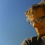  Im Rahmen der Veranstaltungsreihe »Radiogespräche« der Professur Experimentelles Radio spricht Alexander Schuhmacher über die Inszenierung akustischer Räume und Orte in Hörspielen. (Bild: http://www.alexander-schuhmacher.com/) 