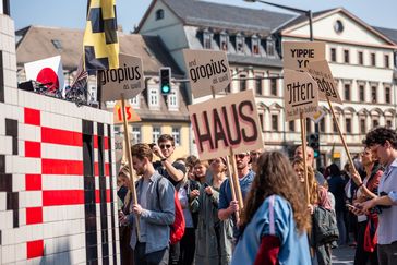 Bauhaus parade on its route through the city of Weimar