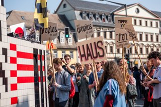 Bauhaus-Parade zieht durch die Stadt Weimar