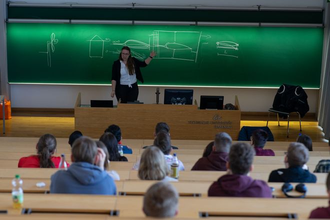 Vorlesung zu Windenergiesystemen mit Eva Knahl, Wissenschaftliche Mitarbeiterin an der Hochschule Nordhausen. (Quelle: TU Ilmenau, Foto: Lukas Sthamer)