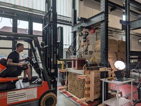 Einbau eines Strohballens in den Versuchsstand Einbau eines Strohballens in den Versuchsstand