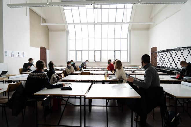 Ansicht Arbeitsraum im Hauptgebäude mit Architekturstudierenden.