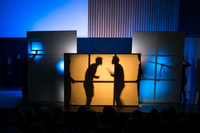 140 Erstsemesterstudierende bildeten mit ihrer Performance »lichtschattenspiel« den künstlerischen Rahmen der Graduierungsfeier. (Foto: Tobias Adam)
