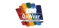 Das Logo zeigt die Worte »QuWeer — LSBTIQ*-Jugendzentrum Weimar« vor dem Hintergrund von 6 Streifen in den Farben der Regenbogenflagge. Über dem Schriftzug sind schemenartig und in weißer Farbe die Umrisse einer Personengruppe zu sehen.