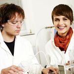 Darstellung von Studierenden während der Labortätigkeit