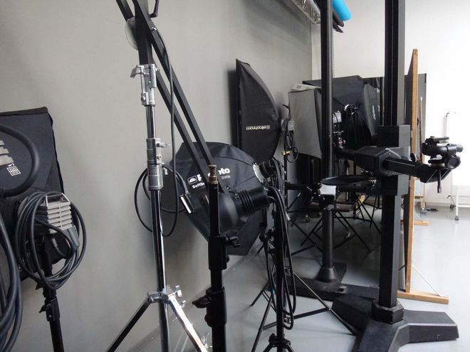 There is plenty of photo equipment in the workshop. Pansy has also used some of it for her photos.