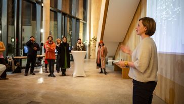 Dr. Ulrike Kuch speaks at an event as part of “Strengthening Democracy”. Photo: Thomas Müller
