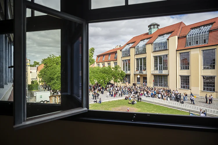 Das Bauhaus steht für Neugier, Weltoffenheit, Experimentierfreude, Wissenschafts- und Kunstfreiheit. Symboldbild des belebten Uni-Campus zur summaery2026. Bauhaus-Universität Weimar, Foto: Thomas Müller