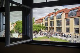 The Bauhaus represents curiosity, open-mindedness, an experimental spirit, and academic and artistic freedom. Iconic image of the vibrant University campus during summaery2026. Bauhaus-Universität Weimar, photo: Thomas Müller The Bauhaus represents curiosity, open-mindedness, an experimental spirit, and academic and artistic freedom. Iconic image of the vibrant University campus during summaery2026. Bauhaus-Universität Weimar, photo: Thomas Müller