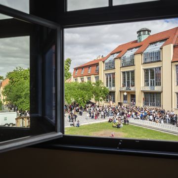 The Bauhaus represents curiosity, open-mindedness, an experimental spirit, and academic and artistic freedom. Iconic image of the vibrant University campus during summaery2026. Bauhaus-Universität Weimar, photo: Thomas Müller