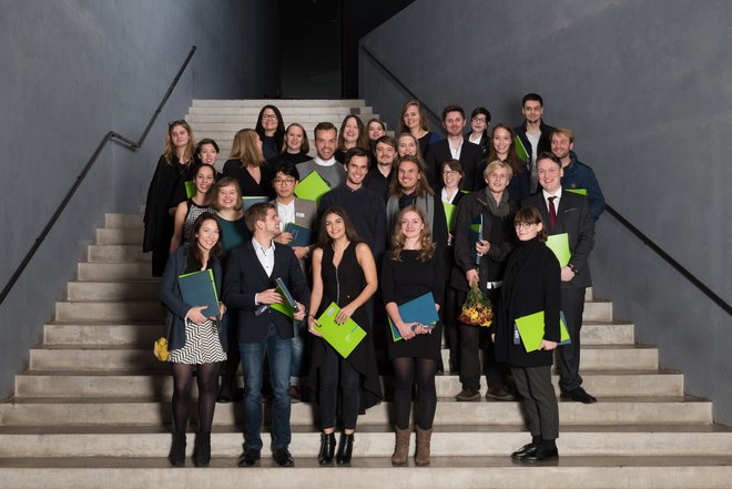 Gruppenfoto der Absolventinnen und Absolventen im Bachelor Architektur (Foto: Tobias Adam)