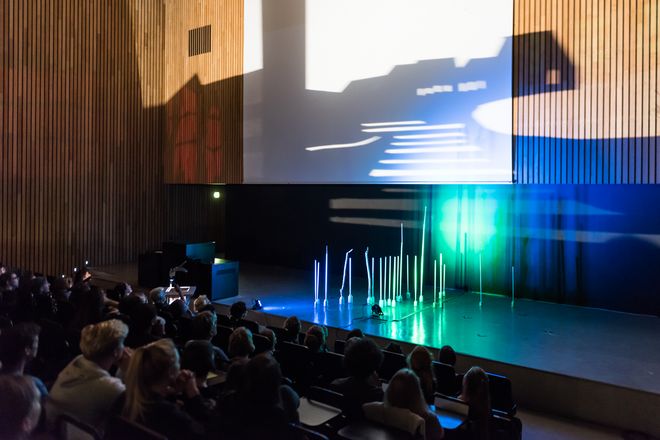 140 Erstsemesterstudierende bildeten mit ihrer Performance »lichtschattenspiel« den künstlerischen Rahmen der Graduierungsfeier. (Foto: Tobias Adam)