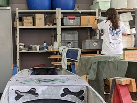 Die Betonkanu entstehen Schritt für Schritt in der Werft (Coudraystraße 10) der Bauhaus-Universität Weimar. Foto: Dana Höftmann