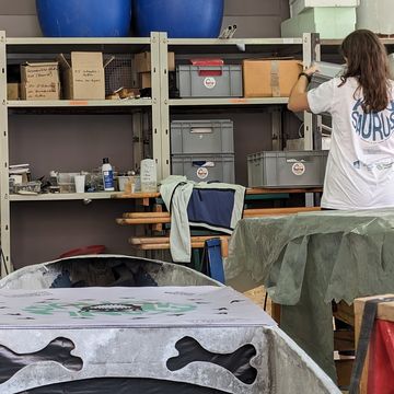 Die Betonkanu entstehen Schritt für Schritt in der Werft (Coudraystraße 10) der Bauhaus-Universität Weimar. Foto: Dana Höftmann