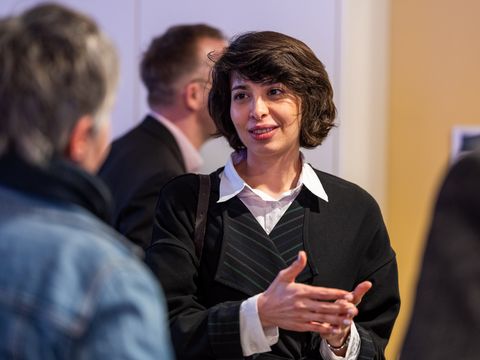 Absolventin des Studiengangs »Public Art and New Artistic Strategies« Leila Keivan im Gespräch während der Veranstaltung.