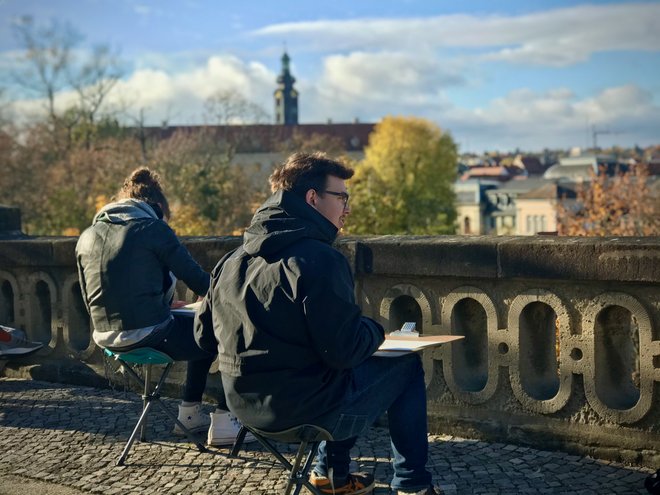 Mit eigenen Sitzgelegenheiten zogen die Studierenden auf die Terrasse des Goethe- & Schiller-Archiv der Klassik Stiftung. © Paul Harhausen