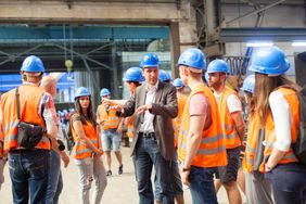 Exkursionen zu Baustellen und Unternehmen in der Region sind seit Jahren fester Bestandteil des Sommerkurses. Foto: Bauhaus Summer School, Barbara Proschak Exkursionen zu Baustellen und Unternehmen in der Region sind seit Jahren fester Bestandteil des Sommerkurses. Foto: Bauhaus Summer School, Barbara Proschak