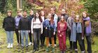 (c) Kathrin Meißner Die Kollegiat*innen des Graduiertenkollegs stehen in zwei Reihen vor einem umrankten Gebäude