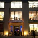 Für das 150-jährige Hochschuljubiläum hatte sich das Hauptgebäude der Bauhaus-Universität Weimar am 1.10.2010 in ein Lichtermeer verwandelt. (Bauhaus-Universität Weimar, Universitätskommunikation, Foto: Hamish John Appleby)