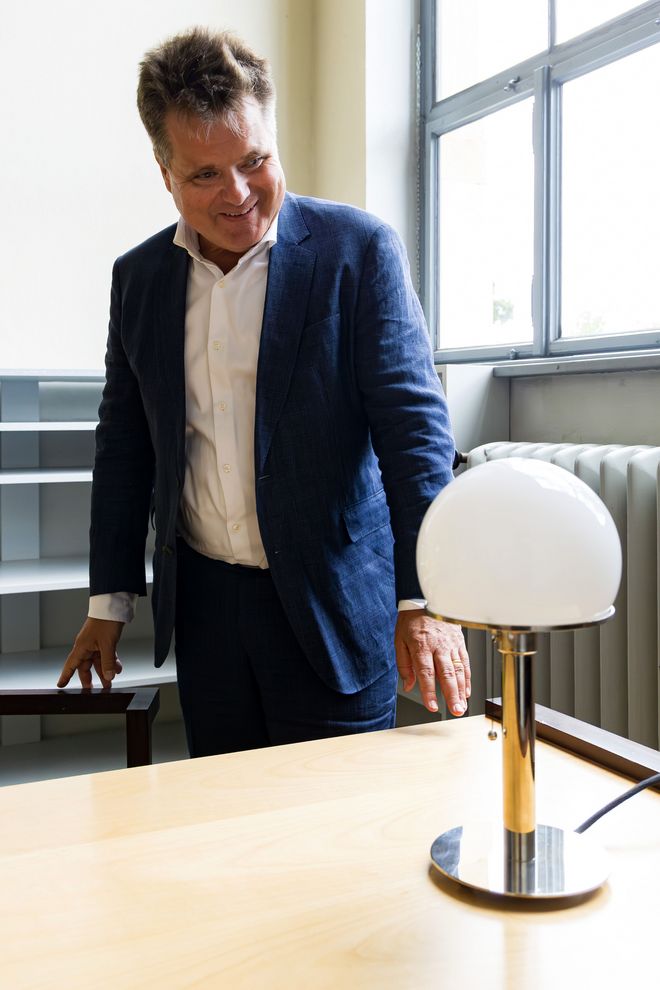 Jürgen Dusel steht fasziniert vor der berühmten Wagenfeldlampe im Gropiuszimmer.