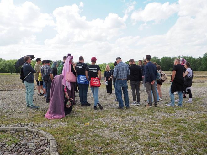 Guided tour of the Buchenwald Memorial: Guests at the memorial event stand in a semicircle around Franziska Mendler.
