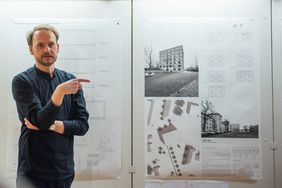 Max Wasserkampf stellt den Wettbewerbsbeitrag bei der Ausstellungseröffnung vor (Copyright: IBA Thüringen, Foto: Thomas Müller) Max Wasserkampf stellt den Wettbewerbsbeitrag bei der Ausstellungseröffnung vor (Copyright: IBA Thüringen, Foto: Thomas Müller)