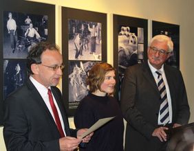 Die Preisträgerin Ismene Ehrler zwischen dem Vorsitzenden der Historischen Kommission Thüringen, Prof. Dr. Werner Greiling, und dem Laudator der Jury, Prof. Dr. Rolf Walter. Die Preisträgerin Ismene Ehrler zwischen dem Vorsitzenden der Historischen Kommission Thüringen, Prof. Dr. Werner Greiling, und dem Laudator der Jury, Prof. Dr. Rolf Walter.