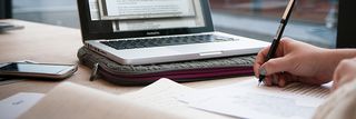 Symbolbild: Laptop auf Schreibtisch