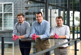 Mit ihrer visuellen Herangehensweise an das Problem der lückenhaften Handdesinfektion überzeugten Robert Hellmundt, Dr. Holger Wondraczek und Alexander Döpel (v.l.n.r.) die Jury des XXI. Innovationspreises Thüringen. (Foto: Heyfair)