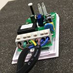 Mithilfe der eigens entwickelten Software können die Forschenden mit dem »Sonoff POW R2« - ein hier abgebildetes Computerbauteil -an jedem Desktop-Computer der Energievrebraucht einzelner Programme messen.  