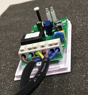 Mithilfe der eigens entwickelten Software können die Forschenden mit dem »Sonoff POW R2« an jedem Desktop-Computer der Energievrebraucht einzelner Programme messen. Mithilfe der eigens entwickelten Software können die Forschenden mit dem »Sonoff POW R2« - ein hier abgebildetes Computerbauteil -an jedem Desktop-Computer der Energievrebraucht einzelner Programme messen.