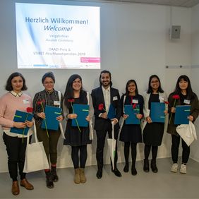 Gruppenfoto der diesjährigen Preisträgerin und Stipendianten und Stipendiantinnen. | Bauhaus-Univeristät Weimar, Fotograf: Philipp Montenegro. Gruppenfoto der diesjährigen Preisträger und Stipendiantinnen.