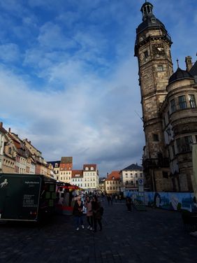 Während des Frühjahrs-Bauernmarktes am 27.04.2019 laden die Teilnehmenden des universitätsweiten Projekts »In einem Land nach unserer Zeit« in Altenburg zum »Heimatsalon« ein. (Foto: Britta Trostorff) Während des Frühjahrs-Bauernmarktes am 27.04.2019 laden die Teilnehmenden des universitätsweiten Projekts »In einem Land nach unserer Zeit« in Altenburg zum »Heimatsalon« ein. (Foto: Britta Trostorff)