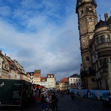 Während des Frühjahrs-Bauernmarktes am 27.04.2019 laden die Teilnehmenden des universitätsweiten Projekts »In einem Land nach unserer Zeit« in Altenburg zum »Heimatsalon« ein. (Foto: Britta Trostorff)