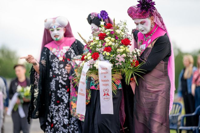 Three Sisters from the Order of the Sisters of Perpetual Indulgence with a mourning bouquet for the »Pink Triangle Prisoners« 