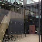 Blick auf die Testfläche mit Vogelschutzmarkierungen an der Universitätsbibliothek. Foto: Christina Kleffel