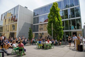 Die Preisverleihung fand bei schönstem Wetter vor dem Bauhaus.Atelier statt. (©Bauhaus-Universität Weimar, Foto: Candy Welz)