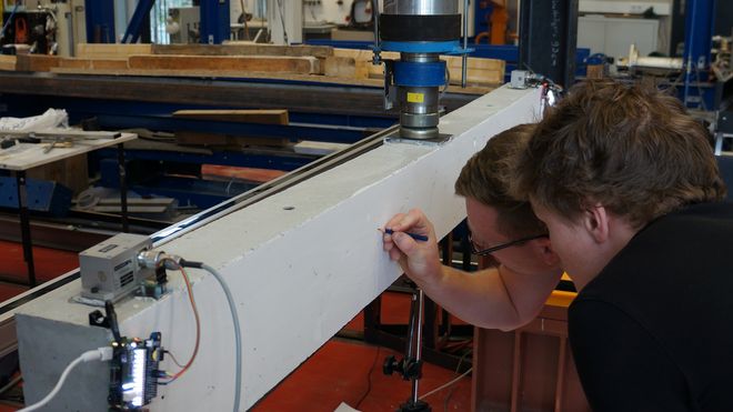 Kraftmessdose (Mitte oben) und Neigungssensor (vorne links) an einem Stahlbetonträger im studentischen Bauteilversuch Kraftmessdose (Mitte oben) und Neigungssensor (vorne links) an einem Stahlbetonträger im studentischen Bauteilversuch