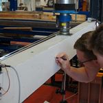 Kraftmessdose (Mitte oben) und Neigungssensor (vorne links) an einem Stahlbetonträger im studentischen Bauteilversuch Kraftmessdose (Mitte oben) und Neigungssensor (vorne links) an einem Stahlbetonträger im studentischen Bauteilversuch