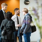 Studierende warten im Foyer auf den Beginn der Stipendienfeier 2016