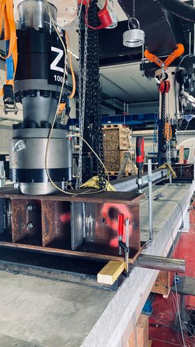 Belastungskonstruktion mit hydraulischen Zylindern und Stahltraversen Belastungskonstruktion mit hydraulischen Zylindern und Stahltraversen