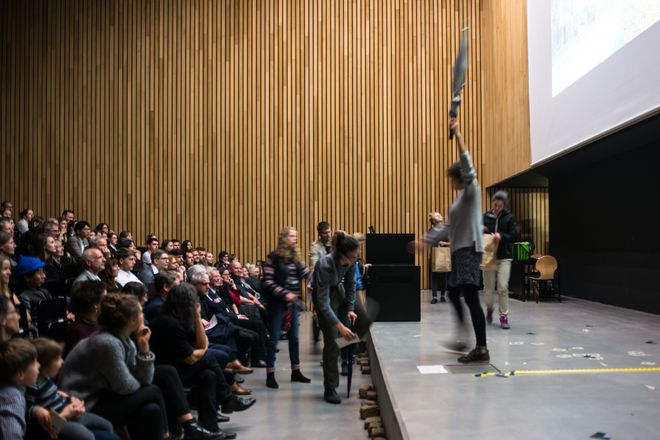 140 Erstsemesterstudierende bildeten mit ihrer Performance »lichtschattenspiel« den künstlerischen Rahmen der Graduierungsfeier. (Foto: Tobias Adam)