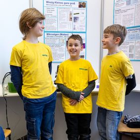 Matteo Thein, Emilio Noel Wacke und Ole Til Barth haben Mikroorganismen unter die Lupe genommen und geschaut, welche wir im Alltag brauchen und welche schädlich sind. Sie belegten den 1. Platz in der Sparte »Jugend forscht junior« im Bereich Biologie. Foto: Bauhaus-Universität Weimar/ Matthias Eckert