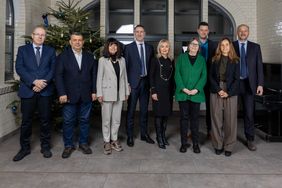 Teilnehmer*innen der Allianz-Universitäten (v.l.n.r.): Alexandros Chatzigeorgiou (University of Macedonia, Thessaloniki), Besnik Aliaj (Universiteti Polis, Tirana), Gichka Kutova-Kamenova (University of Architecture, Civil Engineering and Geodesy, Sogia), Henric Johnson (Blekinge Tekniska Högskola, Karlskrona), Celina M. Olszak (Uniwersytet Ekonomiczny w Katowica), Isabelle von Bueltzingsloewen (Université Lumière Lyon 2), Peter Benz (Bauhaus-Universität Weimar), Anna Vaz Ferreira (Polytechnic University of Castelo Branco), Sergio Cavalieri (Università Degli Studi di Bergamo). Foto: Anna Gniady