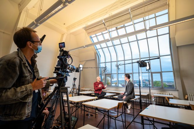 Der belgische Pop-Musiker Milow sitzt mit Moderator Jo Schock in einem der Ateliers im Hauptgebäude.