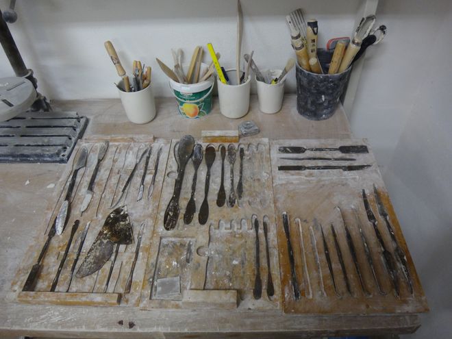 Handgeschmiedete Spachtel und Raspeln sind Johannas Lieblingswerkzeuge in der Gips- und Formenbauwerkstatt.