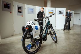 Carmen Draxler mit E-Bike