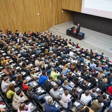 Ein voller Audimax zur Immatrikulationsfeier 2023. Foto: Bauhaus-Universität Weimar / Thomas Müller